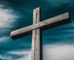 Em Tempos de Caos: A Cruz que o Mundo Quer Esquecer