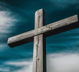 Em Tempos de Caos: A Cruz que o Mundo Quer Esquecer